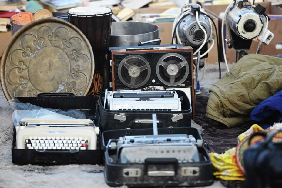 Куда деть старые книги, игрушки, пластинки и вещи: полный гид по расхламлению