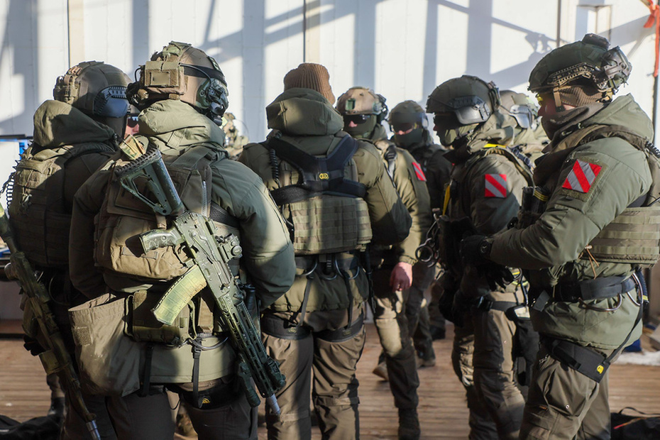 Военнослужащие и сотрудники подразделений специального назначения Росгвардии во время практических занятий по беспарашютному десантированию из вертолета Ми-8 авиации Росгвардии