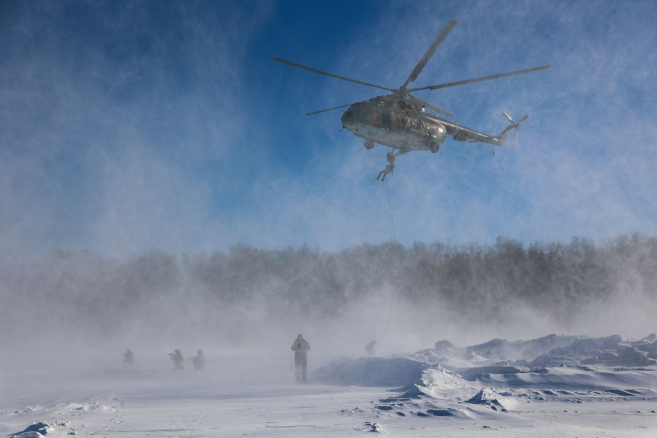Военнослужащие и сотрудники подразделений специального назначения Росгвардии во время практических занятий по беспарашютному десантированию из вертолета Ми-8 авиации Росгвардии