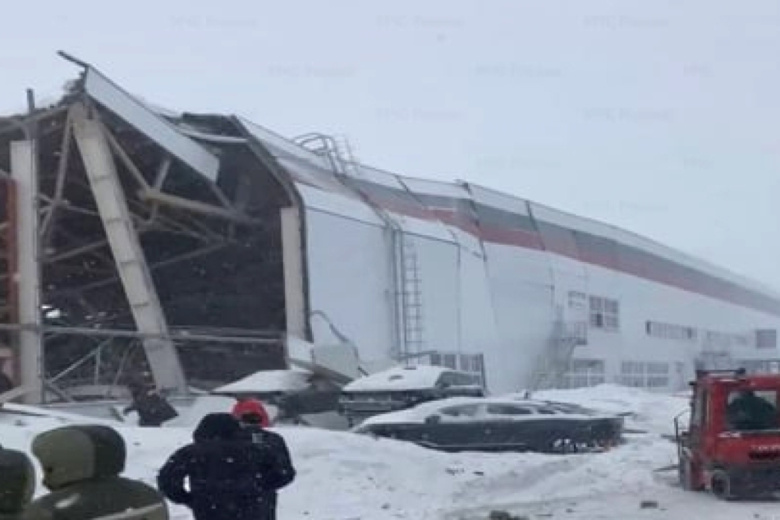 Сотрудники МЧС работают на месте обрушения крыши предприятия «Моторинвест» в Липецкой области