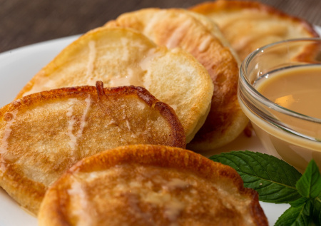 Пышные оладьи на молоке: секрет воздушной текстуры — готовы за 20 минут