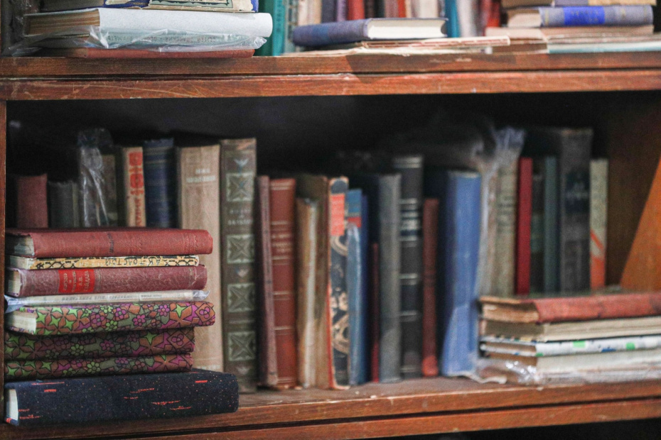 Куда деть старые книги, игрушки, пластинки и вещи: полный гид по расхламлению