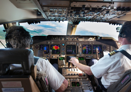 Неадекватный пассажир попытался вломиться в кабину пилотов самолета