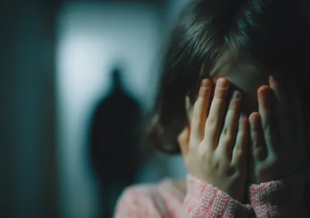 Посадил на грязную тряпку и насиловал: внучка хочет посадить сводного деда