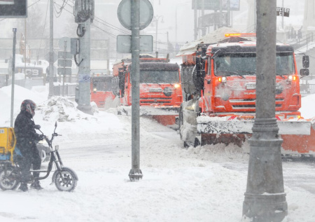 Снегопад в Москве парализовал движение на дорогах