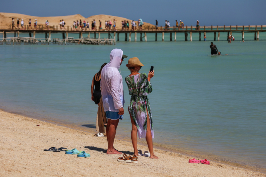 Туристы на пляже Orange Bay на острове Большой Гифтун в Красном море