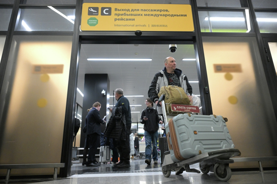 Пассажиры на выходе из зоны прилета международных рейсов в аэропорту Шереметьево в Москве