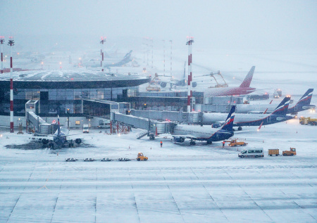 Почти 30 рейсов отменили в Москве из-за мощного снегопада