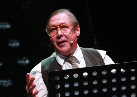 Выход на сцену, билеты за 93 тысячи, болезнь легких: как живет Ефремов