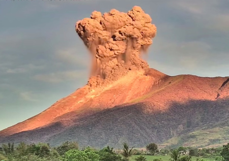 Филиппинцев эвакуируют из-за природного катаклизма