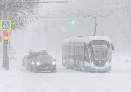 Автоэксперт напомнил, как вести себя на дороге в снегопад