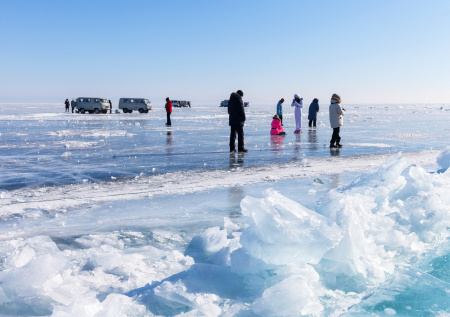 Россиянам рассказали, можно ли облизывать лед на Байкале