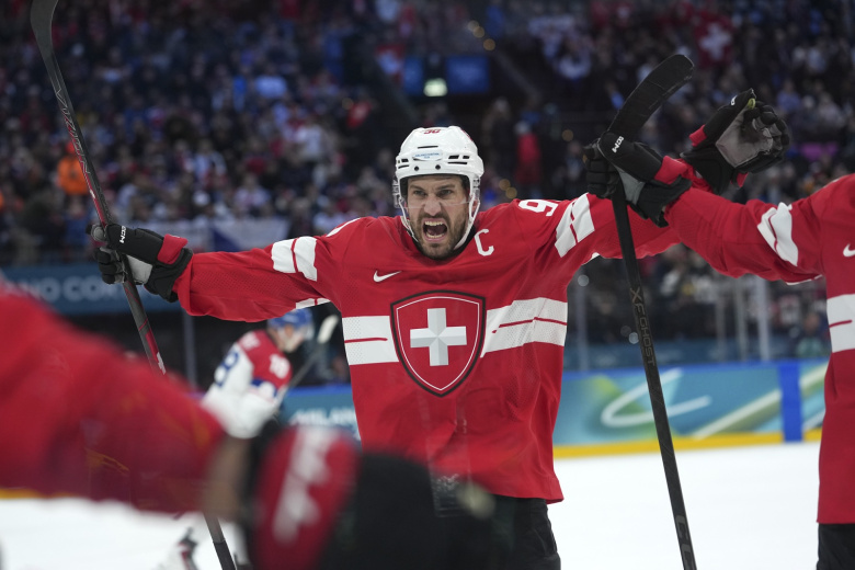 Роман Йоси из Швейцарии во время матча предварительного раунда группового этапа А мужского хоккейного турнира между Швейцарией и Чехией на зимних Олимпийских играх 2026 года