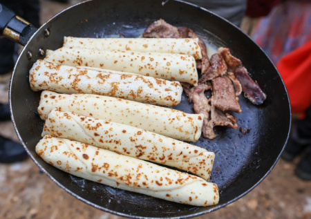 Диетолог предупредила о вреде блинов с одной начинкой