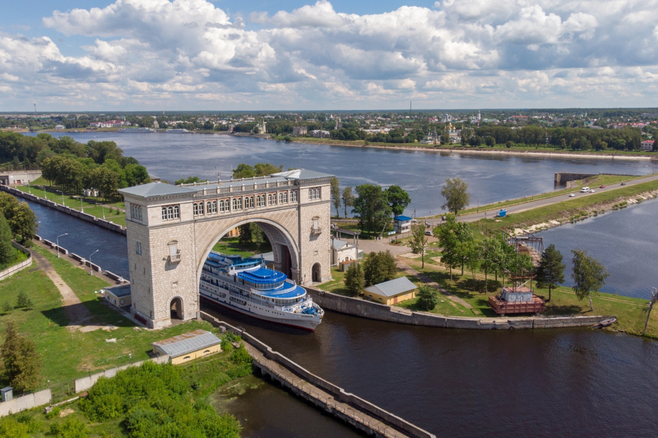 Шлюз Угличской гидроэлектростанции на Волге