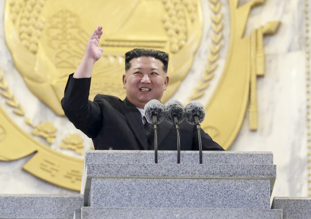 Появились фото Ким Чен Ына за рулем смертоносной РСЗО