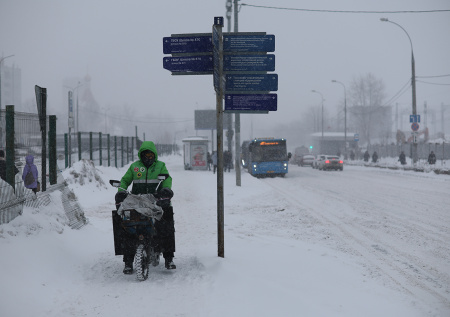Москвичи с утра застряли в восьмибальных пробках