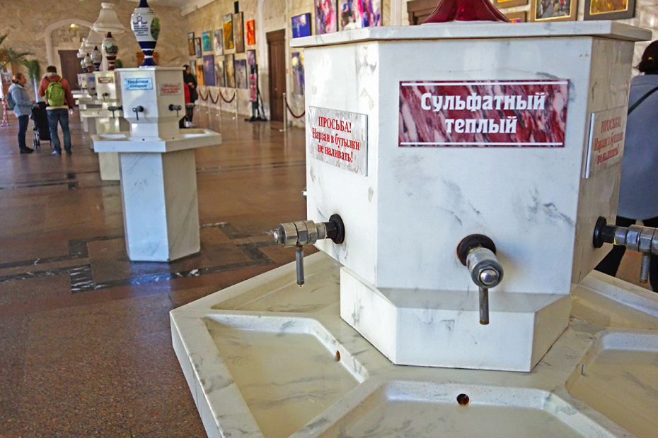 Нарзанная галерея в санаторно-курортном парке Кисловодска