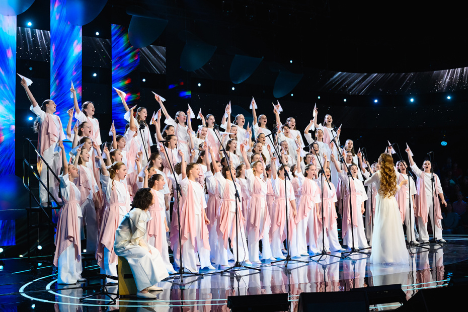 Участники программы «Ну-ка, все вместе! Хором!» — детский хор «Аврора» из Москвы