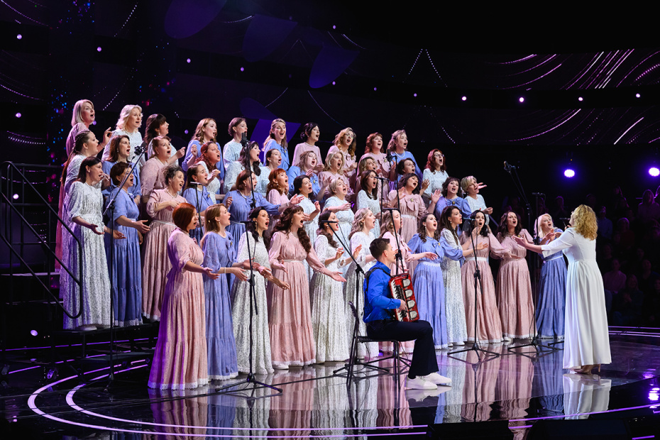 Участники программы «Ну-ка, все вместе! Хором!» — женский хор «Девчата» из Твери