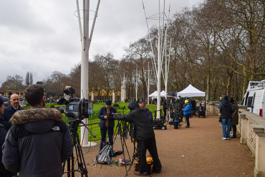 Репортеры и представители СМИ у Букингемского дворца