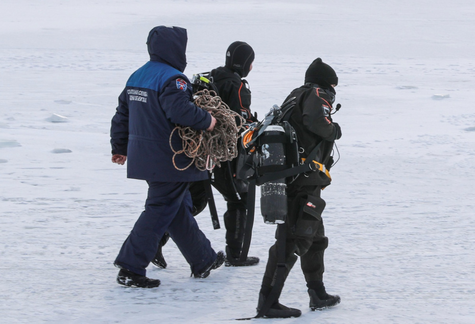 Сотрудники спасательной службы МЧС России
