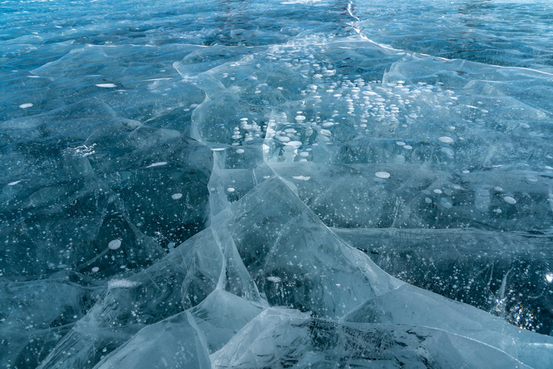 Лед на озере Байкал