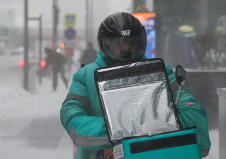 Снегопад заставил москвичей дольше ждать курьеров