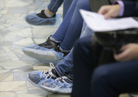 В ГД предложили заменить бахилы грязезащитными ковриками