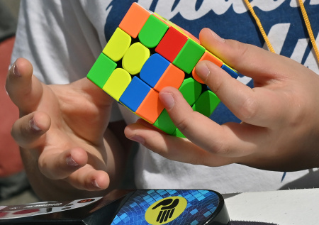 Как собрать кубик Рубика 3х3 для начинающих: ловкость рук или хитрости?