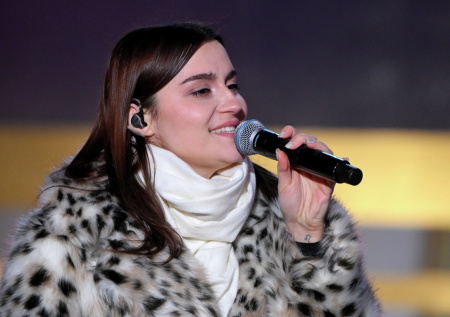 Певицу MONA обвинили в лицемерии из-за шубы во время поездки в питомник