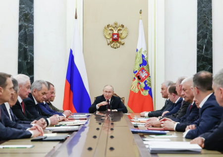 Путин обсудил с Совбезом оборонные исследования