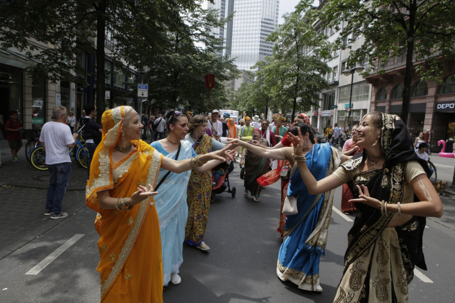 Члены движения Харе Кришна принимают участие в параде