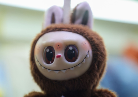 «Не по-нашему»: в России нашли тайный смысл чучела лабубу