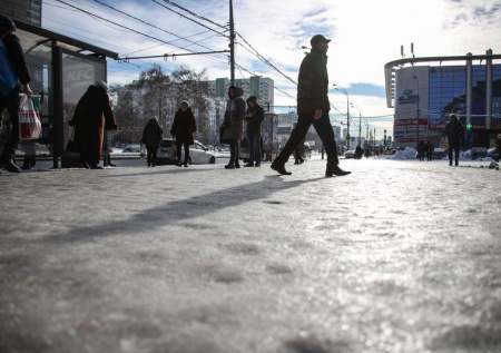 В России предложили бороться с гололедом на тротуарах по-новому