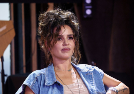 Певицу Zivert обвинили в самозахвате элитного поселка