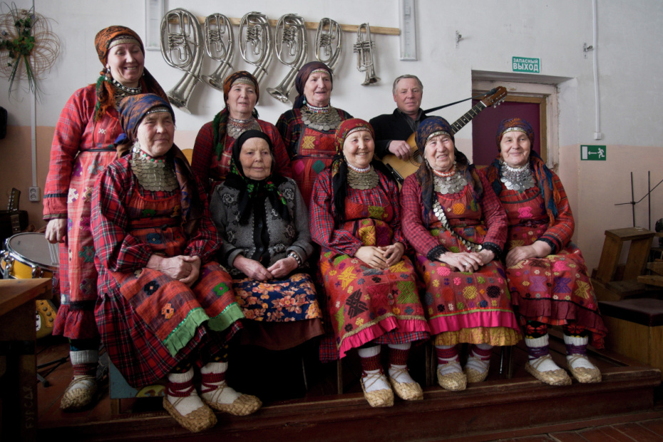 Участницы фольклорного коллектива «Бурановские бабушки» Екатерина Шкляева, Елизавета Зарбатова, Валентина Пятченко, Галина Конева, Граня Байсарова, художественный руководитель ансамбля Ольга Туктарева, участницы Алевтина Бегишева, Зоя Дородова (во втором ряду слева направо)