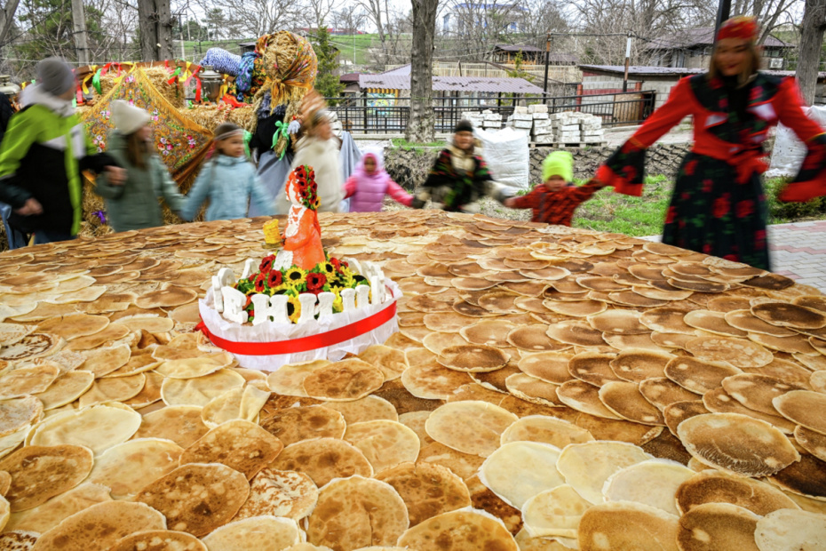 Празднование Масленицы в Бахчисарайском парке в Крыму