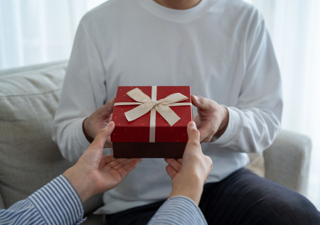 Россиянки рассказали, сколько тратят на подарки близким к 23 Февраля