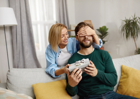 Психолог назвала лучшие варианты подарков мужчинам на 23 февраля