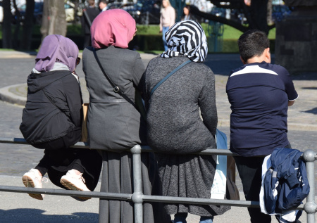 Детей мигрантов могут заставить выезжать из России в 18 лет