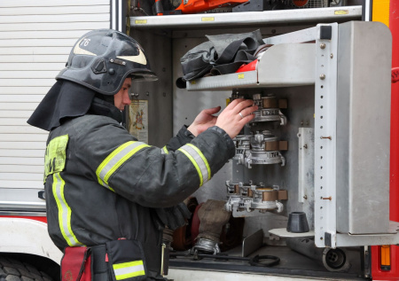 Крупный пожар произошел в здании трикотажной фабрики на Урале