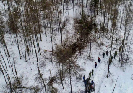 Появились кадры с места крушения вертолета в Амурской области
