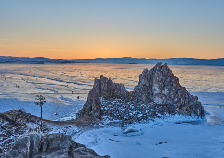 Грузовик провалился под лед на Байкале