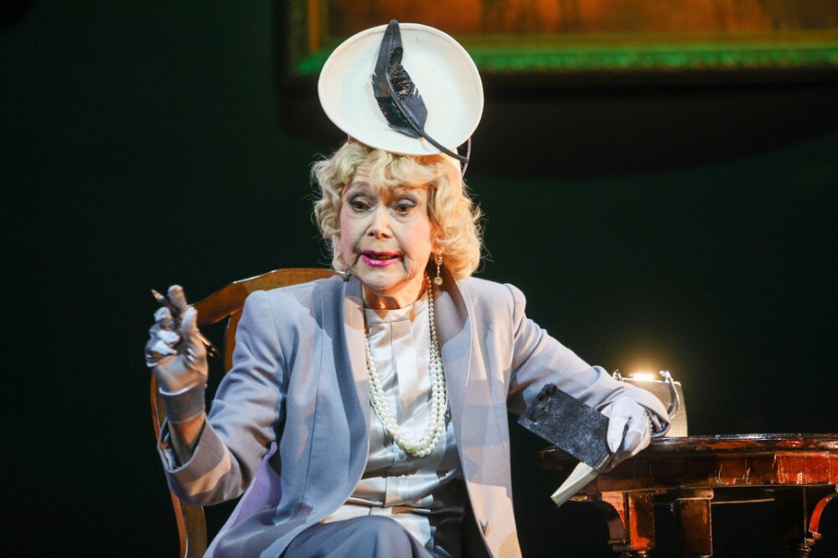 Актриса Светлана Немоляева в роли Леди Брэкнелл во время предпоказа премьерного спектакля «Как важно быть серьезным» в Театре имени Маяковского