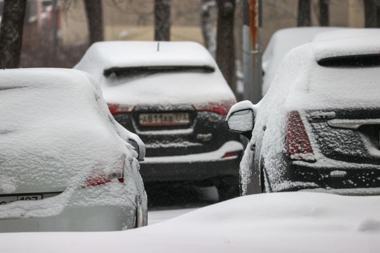 Автомобили на парковке во дворе дома