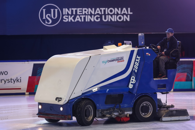 Логотип Международного союза конькобежцев (ISU)