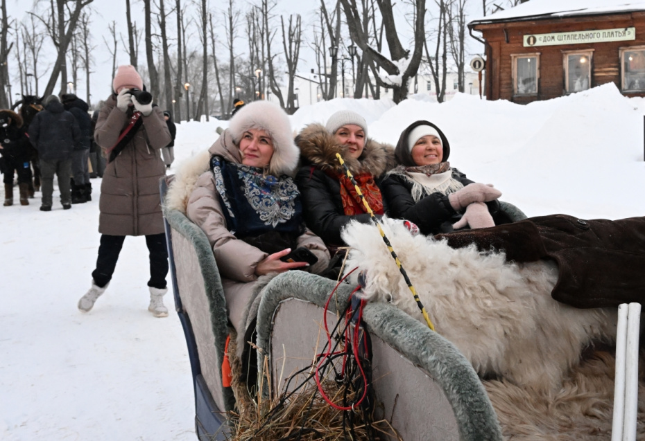 Катание на санях во время празднования Масленицы в Суздале