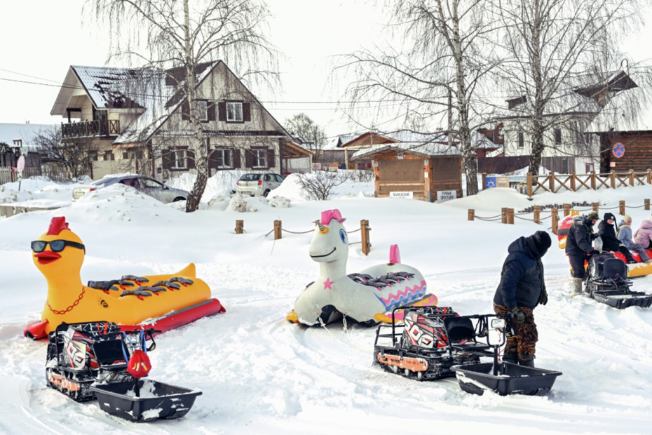 Катание на надувных игрушках во время празднования широкой Масленицы в Суздале