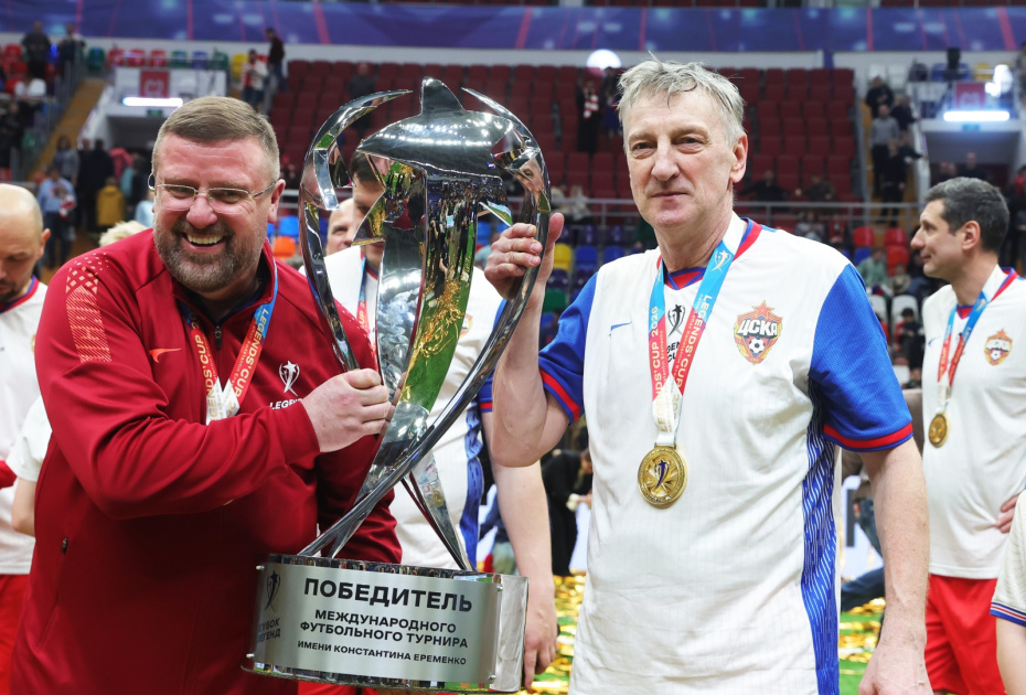 Тренеры Владимир Уткин и Дмитрий Кузнецов на церемонии награждения